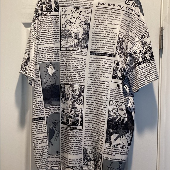 Graphic Black and White Short Sleeve Tee - Picture 4 of 5